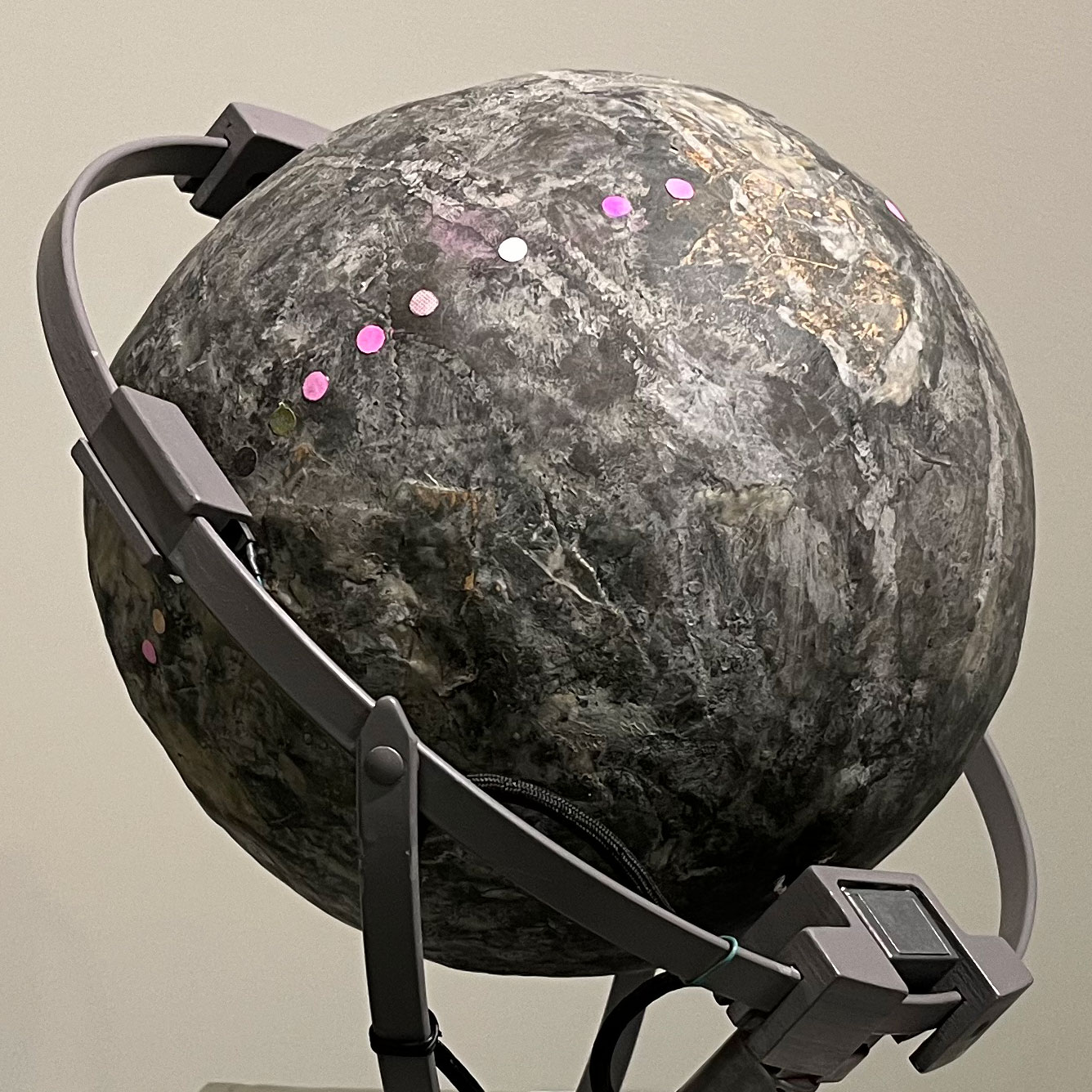 Niet Still (Globe), Matt Steinke, 2022